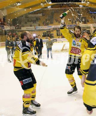 EBEL. Eishockey Bundesliga. KAC gegen 	UPC Vienna Capitals. Meisterjubel Aaron Brocklehurst, Andreas Noedl  (Vienna Capitals). Klagenfurt, am 7.4.2017.
Foto: Kuess

---
pressefotos, pressefotografie, kuess, qs, qspictures, sport, bild, bilder, bilddatenbank