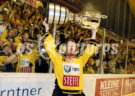 EBEL. Eishockey Bundesliga. KAC gegen 	UPC Vienna Capitals. Meisterjubel   Jamie Fraser (Vienna Capitals). Klagenfurt, am 7.4.2017.
Foto: Kuess

---
pressefotos, pressefotografie, kuess, qs, qspictures, sport, bild, bilder, bilddatenbank