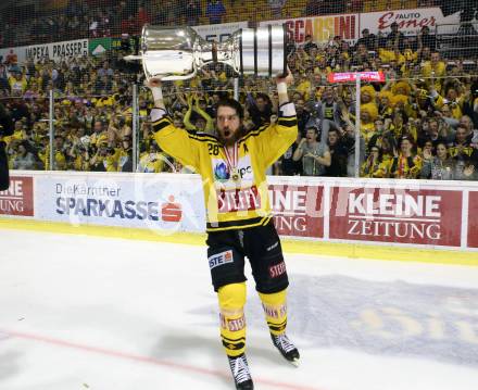 EBEL. Eishockey Bundesliga. KAC gegen 	UPC Vienna Capitals. Andreas Noedl, Meisterpokal   (Vienna Capitals). Klagenfurt, am 7.4.2017.
Foto: Kuess

---
pressefotos, pressefotografie, kuess, qs, qspictures, sport, bild, bilder, bilddatenbank