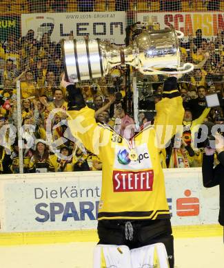 EBEL. Eishockey Bundesliga. KAC gegen 	UPC Vienna Capitals. Meisterjubel  David Kickert (Vienna Capitals). Klagenfurt, am 7.4.2017.
Foto: Kuess

---
pressefotos, pressefotografie, kuess, qs, qspictures, sport, bild, bilder, bilddatenbank