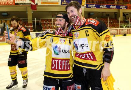 EBEL. Eishockey Bundesliga. KAC gegen 	UPC Vienna Capitals. Meisterjubel   Rafael Rotter, Jonathan Ferland (Vienna Capitals). Klagenfurt, am 7.4.2017.
Foto: Kuess

---
pressefotos, pressefotografie, kuess, qs, qspictures, sport, bild, bilder, bilddatenbank