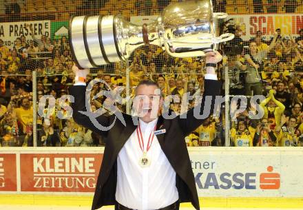 EBEL. Eishockey Bundesliga. KAC gegen 	UPC Vienna Capitals. Meisterjubel   Trainer Serge Aubin (Vienna Capitals). Klagenfurt, am 7.4.2017.
Foto: Kuess

---
pressefotos, pressefotografie, kuess, qs, qspictures, sport, bild, bilder, bilddatenbank