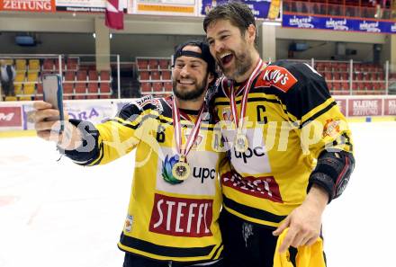 EBEL. Eishockey Bundesliga. KAC gegen 	UPC Vienna Capitals. Meisterjubel   Rafael Rotter, Jonathan Ferland (Vienna Capitals). Klagenfurt, am 7.4.2017.
Foto: Kuess

---
pressefotos, pressefotografie, kuess, qs, qspictures, sport, bild, bilder, bilddatenbank