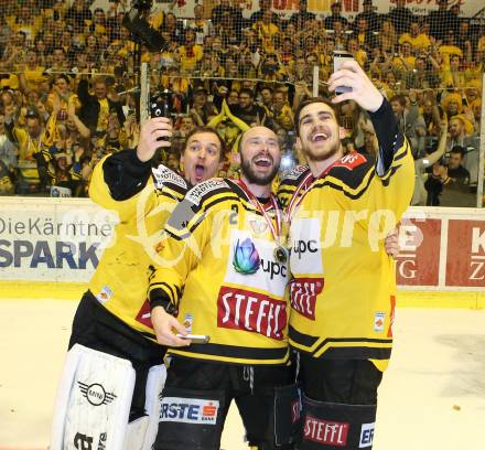 EBEL. Eishockey Bundesliga. KAC gegen 	UPC Vienna Capitals. Meisterjubel  Jean Philippe Lamoureux, Aaron Brocklehurst  (Vienna Capitals). Klagenfurt, am 7.4.2017.
Foto: Kuess

---
pressefotos, pressefotografie, kuess, qs, qspictures, sport, bild, bilder, bilddatenbank