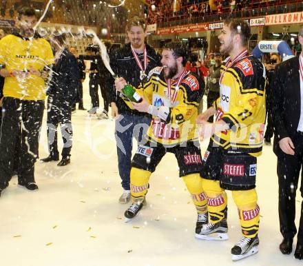 EBEL. Eishockey Bundesliga. KAC gegen 	UPC Vienna Capitals. Meisterjubel    Taylor Vause, Sascha Bauer, (Vienna Capitals). Klagenfurt, am 7.4.2017.
Foto: Kuess

---
pressefotos, pressefotografie, kuess, qs, qspictures, sport, bild, bilder, bilddatenbank