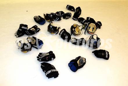 EBEL. Eishockey Bundesliga. KAC gegen 	UPC Vienna Capitals. Feature. Handschuhe, Helme  (Vienna Capitals). Klagenfurt, am 7.4.2017.
Foto: Kuess

---
pressefotos, pressefotografie, kuess, qs, qspictures, sport, bild, bilder, bilddatenbank