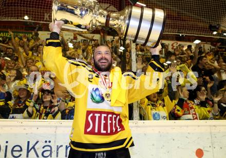 EBEL. Eishockey Bundesliga. KAC gegen 	UPC Vienna Capitals. Meisterjubel   Aaron Brocklehurst (Vienna Capitals). Klagenfurt, am 7.4.2017.
Foto: Kuess

---
pressefotos, pressefotografie, kuess, qs, qspictures, sport, bild, bilder, bilddatenbank