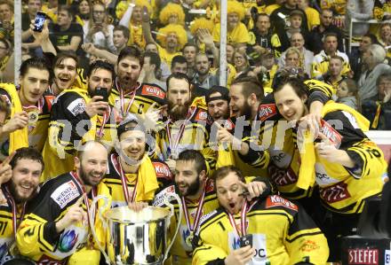 EBEL. Eishockey Bundesliga. KAC gegen 	UPC Vienna Capitals. Meisterjubel   (Vienna Capitals). Klagenfurt, am 7.4.2017.
Foto: Kuess

---
pressefotos, pressefotografie, kuess, qs, qspictures, sport, bild, bilder, bilddatenbank