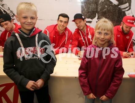 EBEL. Eishockey Bundesliga. Saisonabschlussfeier KAC. Autogrammstunde. Steven Strong, Thomas Koch, Fans. Klagenfurt, am 11.4.2017.
Foto: Kuess
---
pressefotos, pressefotografie, kuess, qs, qspictures, sport, bild, bilder, bilddatenbank