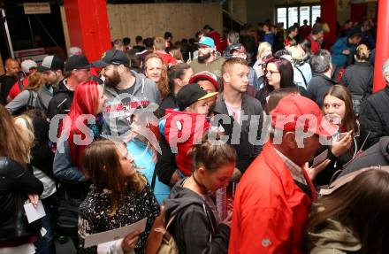 EBEL. Eishockey Bundesliga. Saisonabschlussfeier KAC. Autogrammstunde.  Fans. Klagenfurt, am 11.4.2017.
Foto: Kuess
---
pressefotos, pressefotografie, kuess, qs, qspictures, sport, bild, bilder, bilddatenbank