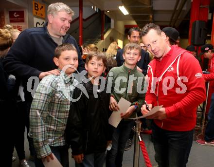 EBEL. Eishockey Bundesliga. Saisonabschlussfeier KAC. Autogrammstunde. Mike Pellegrims. Klagenfurt, am 11.4.2017.
Foto: Kuess
---
pressefotos, pressefotografie, kuess, qs, qspictures, sport, bild, bilder, bilddatenbank