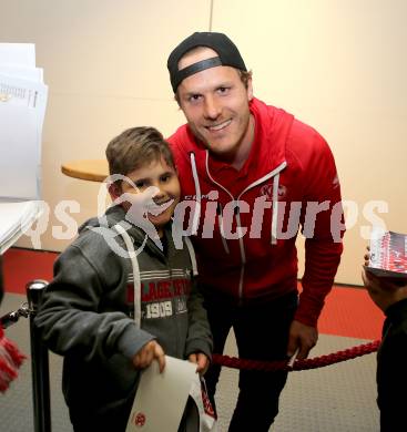 EBEL. Eishockey Bundesliga. Saisonabschlussfeier KAC. Autogrammstunde.  Manuel Geier . Klagenfurt, am 11.4.2017.
Foto: Kuess
---
pressefotos, pressefotografie, kuess, qs, qspictures, sport, bild, bilder, bilddatenbank