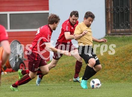 Fussball Kaerntner Liga. Lind gegen Koettmannsdorf.  Michael Unterguggenberger, Marco Ebner,  (Lind), Christian Sablatnig (Koettmannsdorf). Lind, am 15.4.2017.
Foto: Kuess
---
pressefotos, pressefotografie, kuess, qs, qspictures, sport, bild, bilder, bilddatenbank