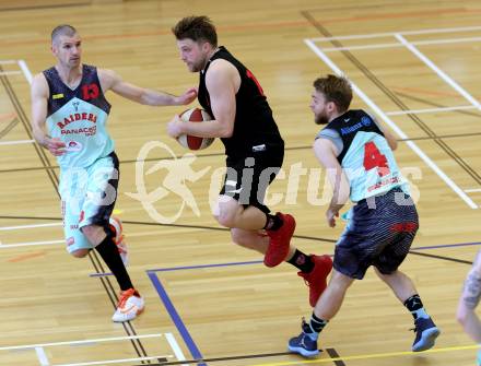 Basketball 2. Bundesliga. Playoff  SF2.  Villach Raiders gegen Mistelbach Mustangs. Ales Primc, Timi Huber (Villach), Ondrei Dygryn (Mistelbach). Villach, am 29.4.2017.
Foto: Kuess
---
pressefotos, pressefotografie, kuess, qs, qspictures, sport, bild, bilder, bilddatenbank