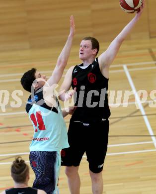 Basketball 2. Bundesliga. Playoff  SF2.  Villach Raiders gegen Mistelbach Mustangs. Erik Rhinehart,  (Villach), Ivo Prachar (Mistelbach). Villach, am 29.4.2017.
Foto: Kuess
---
pressefotos, pressefotografie, kuess, qs, qspictures, sport, bild, bilder, bilddatenbank