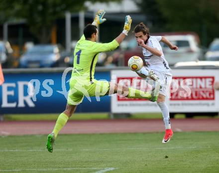 Fussball. Kaerntner Liga. WAC Amateure gegen Lendorf. Thomas Zuendel (WAC Amat.), Michael Zunder (Lendorf).  Wolfsberg, 5.5.2017.
Foto: Kuess
---
pressefotos, pressefotografie, kuess, qs, qspictures, sport, bild, bilder, bilddatenbank