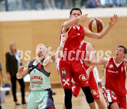 Basketball 2. Bundesliga. Playoff.  Villach Raiders gegen St. Poelten Dragons.  Nino Gross (Villach), Martin Speiser (St. Poelten). Villach, am 21.5.2017.
Foto: Kuess
---
pressefotos, pressefotografie, kuess, qs, qspictures, sport, bild, bilder, bilddatenbank