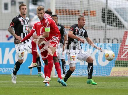 Fussball Bundesliga. RZ Pellets WAC gegen  FK Austria Wien. Peter Tschernegg,  (WAC), Alexander Gruenwald (Austria Wien). Wolfsberg, am 20.5.2017.
Foto: Kuess

---
pressefotos, pressefotografie, kuess, qs, qspictures, sport, bild, bilder, bilddatenbank