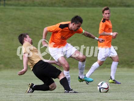 Fussball Kaerntner Liga. Koettmannsdorf gegen Spittal. Christian Sablatnig, (Koettmannsdorf), Dejan Kecanovic  (Spittal). Koettmannsdorf, am 24.5.2017.
Foto: Kuess
---
pressefotos, pressefotografie, kuess, qs, qspictures, sport, bild, bilder, bilddatenbank