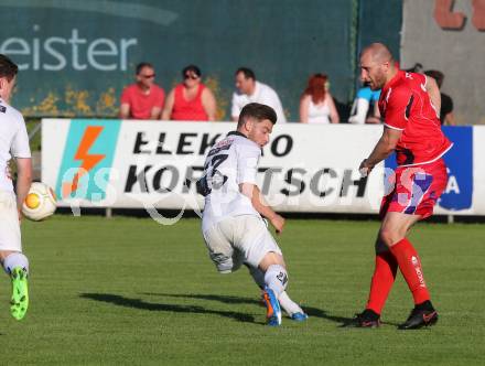 Fussball. Kaerntner Liga. WAC Amateure gegen SAK. Michael Six (WAC),  Christian Dlopst (SAK). St. Andrae, 26.5.2017. 
Foto: Kuess
---
pressefotos, pressefotografie, kuess, qs, qspictures, sport, bild, bilder, bilddatenbank