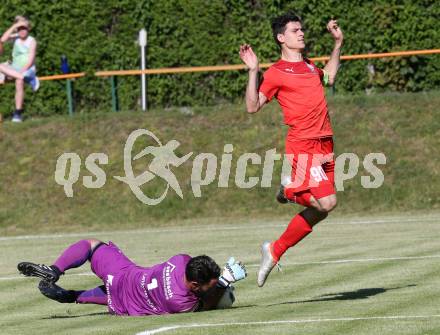 Fussball Kaerntner Liga. ATUS Ferlach gegen Lind. Lukas Jaklitsch,  (Ferlach),  Alexander Zagler (Lind). Ferlach, am 27.5.2017.
Foto: Kuess
---
pressefotos, pressefotografie, kuess, qs, qspictures, sport, bild, bilder, bilddatenbank