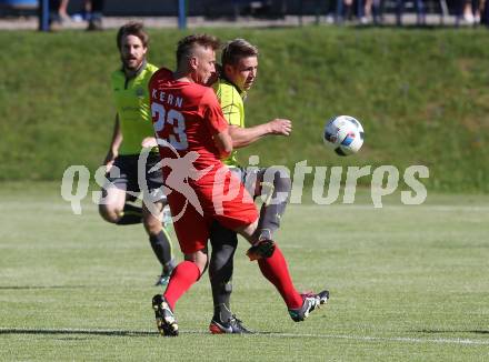 Fussball Kaerntner Liga. ATUS Ferlach gegen Lind. Dejan Kern (Ferlach), Alexander Hackl (Lind). Ferlach, am 27.5.2017.
Foto: Kuess
---
pressefotos, pressefotografie, kuess, qs, qspictures, sport, bild, bilder, bilddatenbank