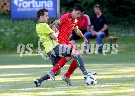 Fussball Kaerntner Liga. ATUS Ferlach gegen Lind. Lukas Jaklitsch,  (Ferlach),  Petar Cumbo (Lind). Ferlach, am 27.5.2017.
Foto: Kuess
---
pressefotos, pressefotografie, kuess, qs, qspictures, sport, bild, bilder, bilddatenbank