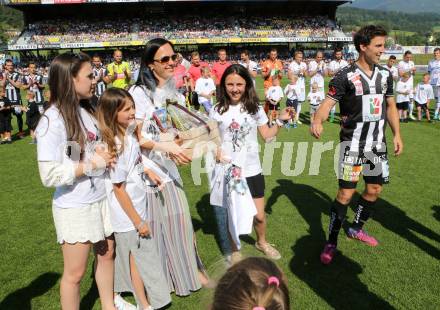 Fussball Bundesliga. RZ Pellets WAC gegen  SK Puntigamer Sturm Graz.  Verabschiedung   Joachim Standfest mit Frau und Kinder (WAC). Wolfsberg, am 28.5.2017.
Foto: Kuess

---
pressefotos, pressefotografie, kuess, qs, qspictures, sport, bild, bilder, bilddatenbank