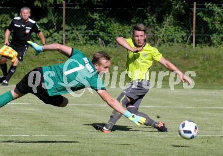 Fussball Kaerntner Liga. ATUS Ferlach gegen Lind. Nico Kavelar,  (Ferlach),  Alexander Hackl (Lind). Ferlach, am 27.5.2017.
Foto: Kuess
---
pressefotos, pressefotografie, kuess, qs, qspictures, sport, bild, bilder, bilddatenbank