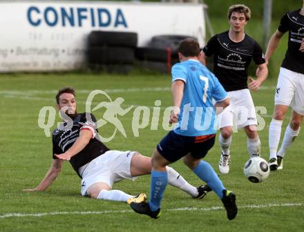 Fussball Kaerntner Liga. Eberstein gegen Gmuend. Dominic Schriefl, (Eberstein), Udo Gasser  (Gmeund). Gmuend, am 3.6.2017.
Foto: Kuess
---
pressefotos, pressefotografie, kuess, qs, qspictures, sport, bild, bilder, bilddatenbank