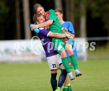 Fussball 1. Klasse C. Oberglan gegen Wietersdorf. Jubel Bernhard Sollhard, Nino Matthaeus Trifu (Wietersdorf). Oberglan, am 10.6.2017.
Foto: Kuess
---
pressefotos, pressefotografie, kuess, qs, qspictures, sport, bild, bilder, bilddatenbank