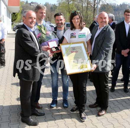 Rudern. Ehrenzeichen in Gold mit Kristallen fuer Magdalena Lobnig von der Stadt Voelkermarkt. Voelkermarkt, am 2.4.2017.
Foto: Kuess
---
pressefotos, pressefotografie, kuess, qs, qspictures, sport, bild, bilder, bilddatenbank