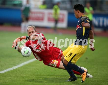 Fussball Tipico Bundesliga. RZ Pellets WAC gegen FC Red Bull Salzburg. Alexander Kofler,  (WAC), Hee Chan Hwang (Salzburg). Wolfsberg, am  22.7.2017.
Foto: Kuess

---
pressefotos, pressefotografie, kuess, qs, qspictures, sport, bild, bilder, bilddatenbank