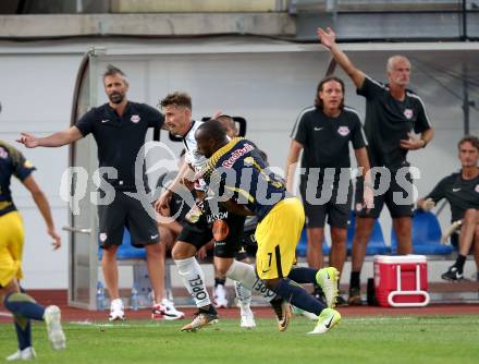 Fussball Tipico Bundesliga. RZ Pellets WAC gegen FC Red Bull Salzburg. Christopher Wernitznig,  (WAC), Reinhold Yabo (Salzburg). Wolfsberg, am  22.7.2017.
Foto: Kuess

---
pressefotos, pressefotografie, kuess, qs, qspictures, sport, bild, bilder, bilddatenbank