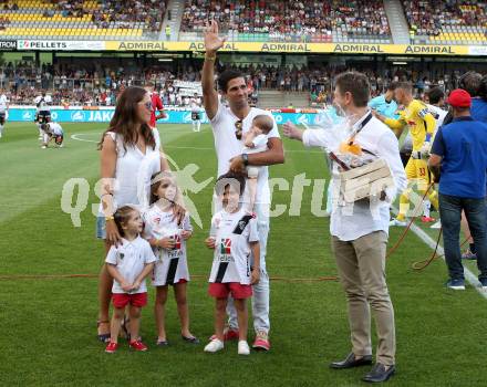 Fussball Tipico Bundesliga. RZ Pellets WAC gegen FC Red Bull Salzburg. Abschied Jacobo. Jacobo mit Famiele, Dietmar Riegler. Wolfsberg, am  22.7.2017.
Foto: Kuess

---
pressefotos, pressefotografie, kuess, qs, qspictures, sport, bild, bilder, bilddatenbank