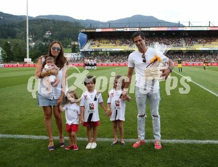 Fussball Tipico Bundesliga. RZ Pellets WAC gegen FC Red Bull Salzburg. Abschied Jacobo. Jacobo mit Famiele. Wolfsberg, am  22.7.2017.
Foto: Kuess

---
pressefotos, pressefotografie, kuess, qs, qspictures, sport, bild, bilder, bilddatenbank