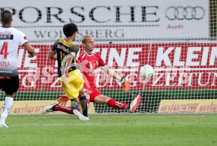 Fussball Tipico Bundesliga. RZ Pellets WAC gegen FC Red Bull Salzburg. Alexander Kofler,  (WAC), Takumi Minamino (Salzburg). Wolfsberg, am  22.7.2017.
Foto: Kuess

---
pressefotos, pressefotografie, kuess, qs, qspictures, sport, bild, bilder, bilddatenbank