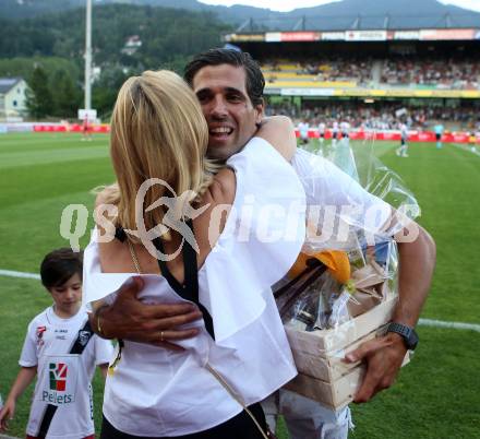 Fussball Tipico Bundesliga. RZ Pellets WAC gegen FC Red Bull Salzburg. Abschied Jacobo. Jacobo, Waltraud Riegler. Wolfsberg, am  22.7.2017.
Foto: Kuess

---
pressefotos, pressefotografie, kuess, qs, qspictures, sport, bild, bilder, bilddatenbank