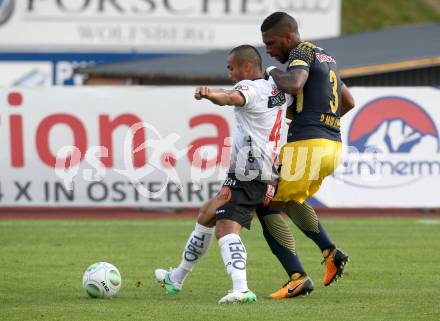 Fussball Tipico Bundesliga. RZ Pellets WAC gegen FC Red Bull Salzburg. Stephan Palla,  (WAC), Jonathan Doin (Salzburg). Wolfsberg, am  22.7.2017.
Foto: Kuess

---
pressefotos, pressefotografie, kuess, qs, qspictures, sport, bild, bilder, bilddatenbank