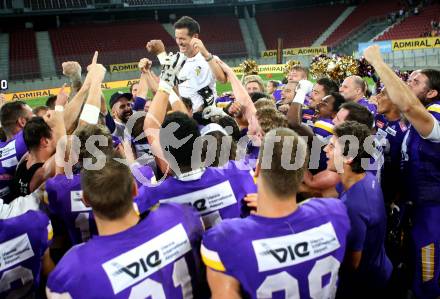 American Football. AFL. American Football League. Finale. Austrian Bowl. Dacia Vikings Vienna gegen Swarco Raiders Tirol. Jubel Headchoach Chris Calaycay (Vikings). Klagenfurt, am 29.7.2017.
Foto: Kuess
---
pressefotos, pressefotografie, kuess, qs, qspictures, sport, bild, bilder, bilddatenbank