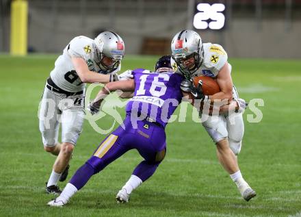 American Football. AFL. American Football League. Finale. Austrian Bowl. Dacia Vikings Vienna gegen Swarco Raiders Tirol. Maximilian Zangl,  (Vikings),  Daniel Saurer, Adrian Platzgummer (Raiders). Klagenfurt, am 29.7.2017.
Foto: Kuess
---
pressefotos, pressefotografie, kuess, qs, qspictures, sport, bild, bilder, bilddatenbank