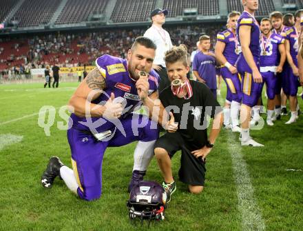 American Football. AFL. American Football League. Finale. Austrian Bowl. Dacia Vikings Vienna gegen Swarco Raiders Tirol. Jubel Florian Gruensteidl mit Sohn Maximilian (Vikings). Klagenfurt, am 29.7.2017.
Foto: Kuess
---
pressefotos, pressefotografie, kuess, qs, qspictures, sport, bild, bilder, bilddatenbank