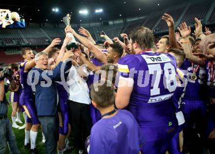 American Football. AFL. American Football League. Finale. Austrian Bowl. Dacia Vikings Vienna gegen Swarco Raiders Tirol. Landeshauptmann Peter Kaiser uebergibt den Meisterpokal, Jubel (Vikings). Klagenfurt, am 29.7.2017.
Foto: Kuess
---
pressefotos, pressefotografie, kuess, qs, qspictures, sport, bild, bilder, bilddatenbank