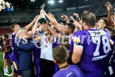 American Football. AFL. American Football League. Finale. Austrian Bowl. Dacia Vikings Vienna gegen Swarco Raiders Tirol.  Landeshauptmann Peter Kaiser uebergibt den Meisterpokal, Jubel (Vikings). Klagenfurt, am 29.7.2017.
Foto: Kuess
---
pressefotos, pressefotografie, kuess, qs, qspictures, sport, bild, bilder, bilddatenbank