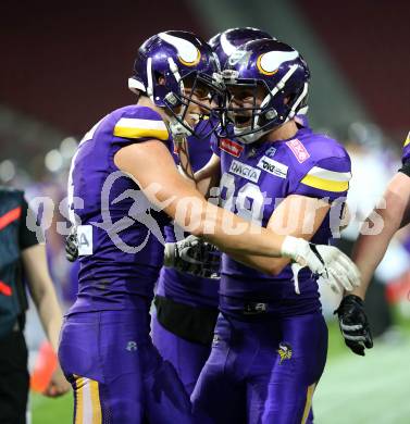 American Football. AFL. American Football League. Finale. Austrian Bowl. Dacia Vikings Vienna gegen Swarco Raiders Tirol. Jubel Bernhard Seikovits, Stefan Postel (Vikings). Klagenfurt, am 29.7.2017.
Foto: Kuess
---
pressefotos, pressefotografie, kuess, qs, qspictures, sport, bild, bilder, bilddatenbank