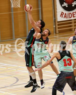 Basketball 2. Bundesliga. Grunddurchgang. 1. Runde. Villach Raiders gegen Basket Flames. Sebastian Huber,  (Villach), Jason Robert Chapell (Basket Flames). Villach, am 24.9.2017.
Foto: Kuess
---
pressefotos, pressefotografie, kuess, qs, qspictures, sport, bild, bilder, bilddatenbank