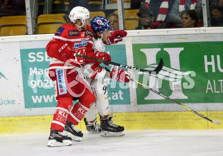 EBEL. Eishockey Bundesliga. KAC gegen 	HC TWK Innsbruck. Johannes Bischofberger, (KAC),  Dominique Saringer (Innsbruck). Klagenfurt, am 1.10.2017.
Foto: Kuess

---
pressefotos, pressefotografie, kuess, qs, qspictures, sport, bild, bilder, bilddatenbank