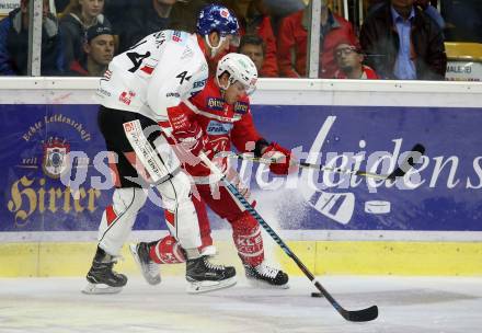 EBEL. Eishockey Bundesliga. KAC gegen 	HC TWK Innsbruck. Matthew Neal, (KAC), Sacha Guimond (Innsbruck). Klagenfurt, am 1.10.2017.
Foto: Kuess

---
pressefotos, pressefotografie, kuess, qs, qspictures, sport, bild, bilder, bilddatenbank