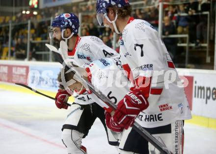 EBEL. Eishockey Bundesliga. KAC gegen 	HC TWK Innsbruck. Benedikt Schennach, Dennis Teschauer, Philipp Lindner  (Innsbruck). Klagenfurt, am 1.10.2017.
Foto: Kuess

---
pressefotos, pressefotografie, kuess, qs, qspictures, sport, bild, bilder, bilddatenbank