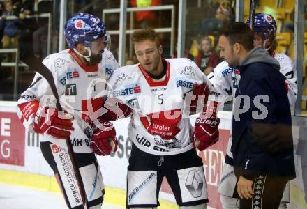 EBEL. Eishockey Bundesliga. KAC gegen 	HC TWK Innsbruck. Benedikt Schennach, Dennis Teschauer  (Innsbruck). Klagenfurt, am 1.10.2017.
Foto: Kuess

---
pressefotos, pressefotografie, kuess, qs, qspictures, sport, bild, bilder, bilddatenbank